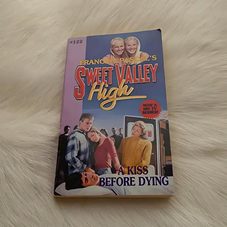 A Kiss Before Dying (Sweet Valley High Book 122)