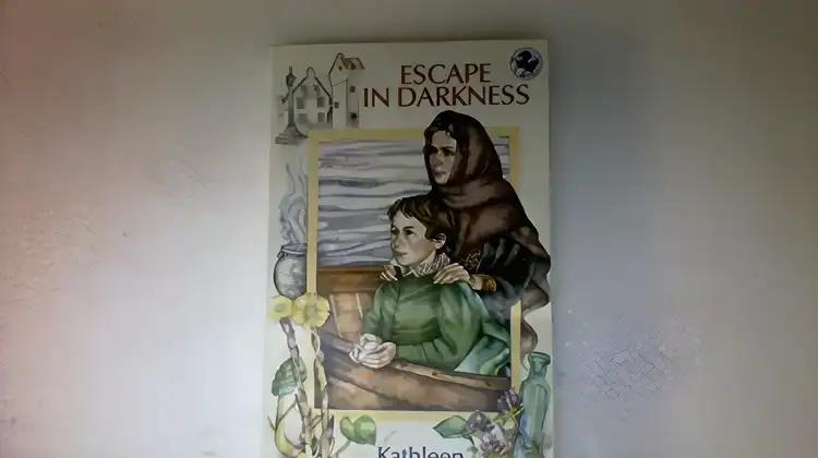 Escape in Darkness (A Kelpie Paperback) (Kelpies)